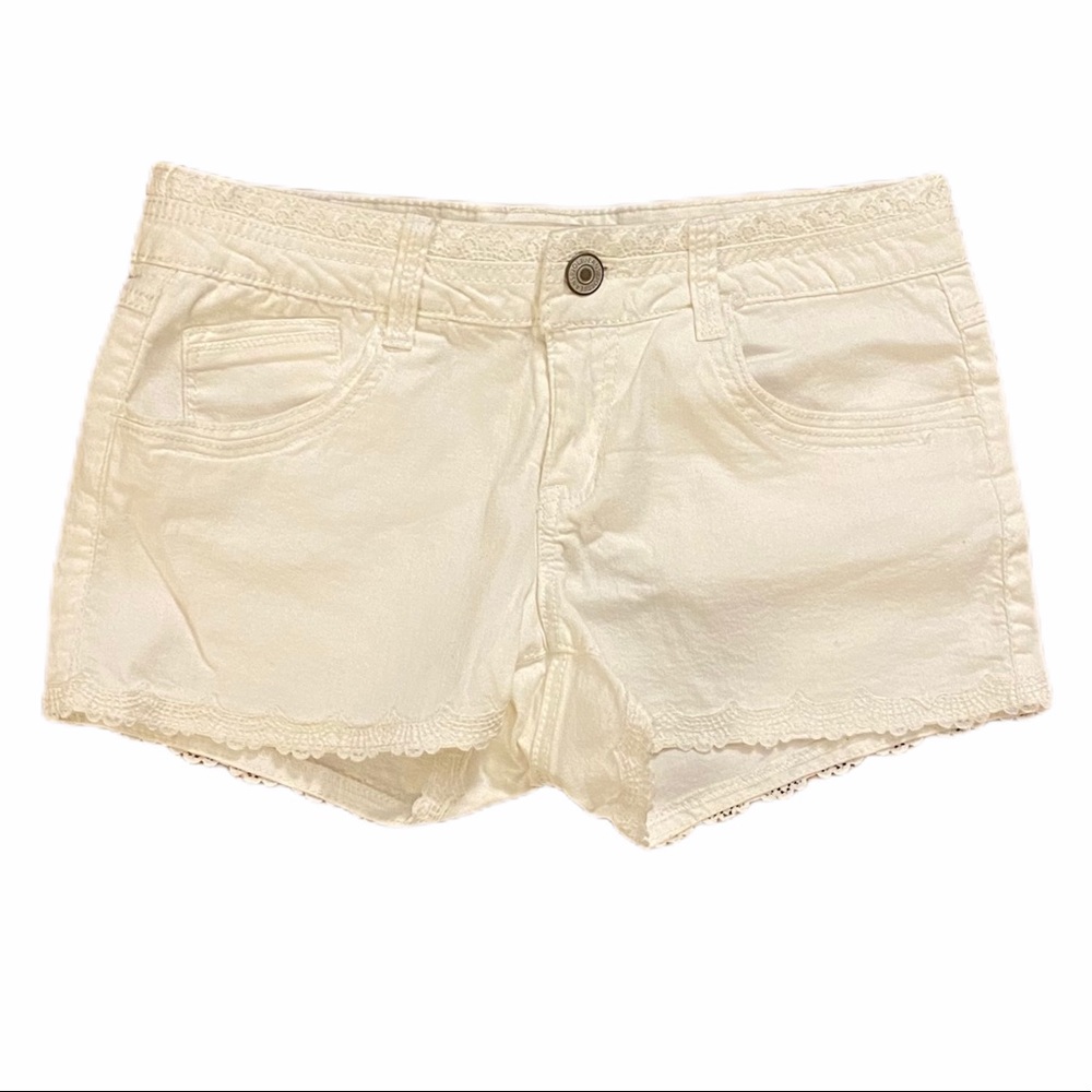 White Short 5 Pockets with Decorative Lace